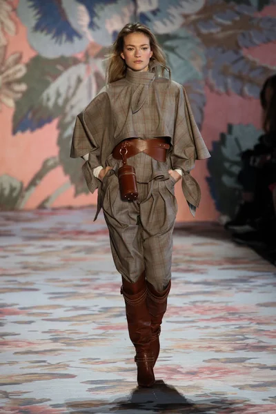 New York, Ny - 12 Şubat: Manken pist Zimmermann için New York moda haftası sırasında yürür: gösterir Galerisi ben New York'ta 12 Şubat 2018 bahar stüdyolarında. 