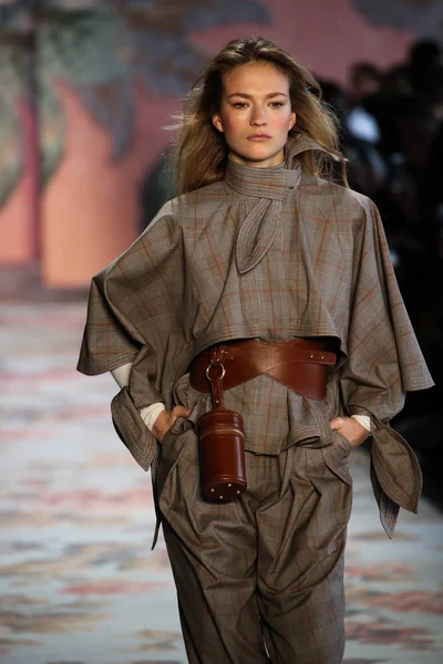 New York, Ny - 12 Şubat: Manken pist Zimmermann için New York moda haftası sırasında yürür: gösterir Galerisi ben New York'ta 12 Şubat 2018 bahar stüdyolarında. 