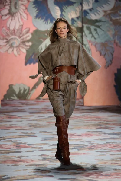 New York, Ny - 12 Şubat: Manken pist Zimmermann için New York moda haftası sırasında yürür: gösterir Galerisi ben New York'ta 12 Şubat 2018 bahar stüdyolarında. 