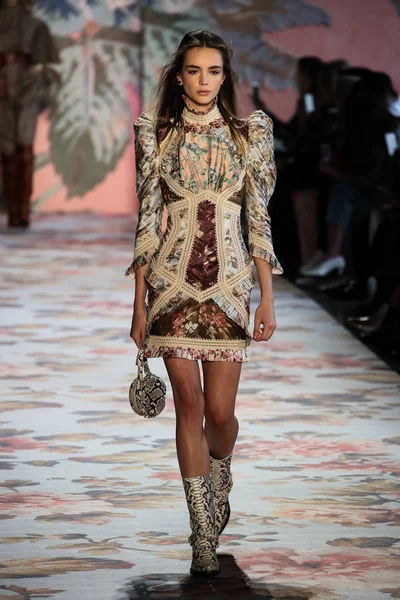 New York, Ny - 12 Şubat: Manken pist Zimmermann için New York moda haftası sırasında yürür: gösterir Galerisi ben New York'ta 12 Şubat 2018 bahar stüdyolarında. 