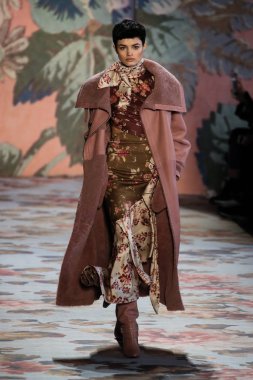 New York, Ny - 12 Şubat: Manken pist Zimmermann için New York moda haftası sırasında yürür: gösterir Galerisi ben New York'ta 12 Şubat 2018 bahar stüdyolarında. 
