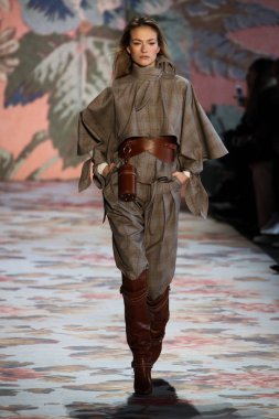 New York, Ny - 12 Şubat: Manken pist Zimmermann için New York moda haftası sırasında yürür: gösterir Galerisi ben New York'ta 12 Şubat 2018 bahar stüdyolarında. 