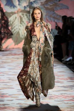 New York, Ny - 12 Şubat: Manken pist Zimmermann için New York moda haftası sırasında yürür: gösterir Galerisi ben New York'ta 12 Şubat 2018 bahar stüdyolarında. 