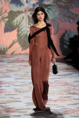 New York, Ny - 12 Şubat: Manken pist Zimmermann için New York moda haftası sırasında yürür: gösterir Galerisi ben New York'ta 12 Şubat 2018 bahar stüdyolarında. 
