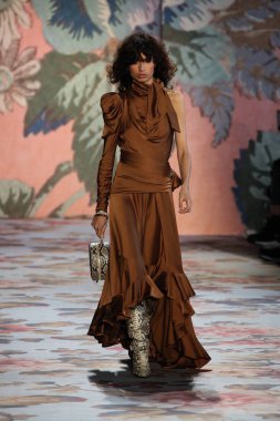 New York, Ny - 12 Şubat: Manken pist Zimmermann için New York moda haftası sırasında yürür: gösterir Galerisi ben New York'ta 12 Şubat 2018 bahar stüdyolarında. 