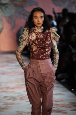 New York, Ny - 12 Şubat: Manken pist Zimmermann için New York moda haftası sırasında yürür: gösterir Galerisi ben New York'ta 12 Şubat 2018 bahar stüdyolarında. 
