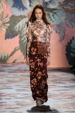 New York, Ny - 12 Şubat: Manken pist Zimmermann için New York moda haftası sırasında yürür: gösterir Galerisi ben New York'ta 12 Şubat 2018 bahar stüdyolarında. 