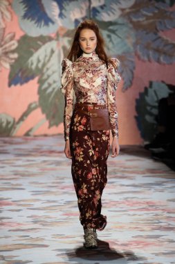 New York, Ny - 12 Şubat: Manken pist Zimmermann için New York moda haftası sırasında yürür: gösterir Galerisi ben New York'ta 12 Şubat 2018 bahar stüdyolarında. 