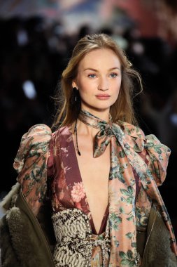 New York, Ny - 12 Şubat: Manken pist Zimmermann için New York moda haftası sırasında yürür: gösterir Galerisi ben New York'ta 12 Şubat 2018 bahar stüdyolarında. 