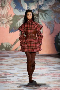 New York, Ny - 12 Şubat: Manken pist Zimmermann için New York moda haftası sırasında yürür: gösterir Galerisi ben New York'ta 12 Şubat 2018 bahar stüdyolarında. 