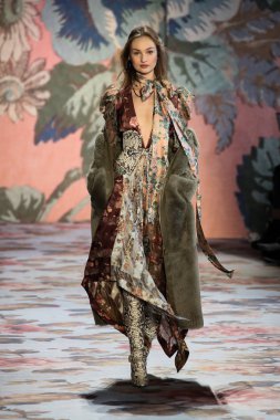 New York, Ny - 12 Şubat: Manken pist Zimmermann için New York moda haftası sırasında yürür: gösterir Galerisi ben New York'ta 12 Şubat 2018 bahar stüdyolarında. 