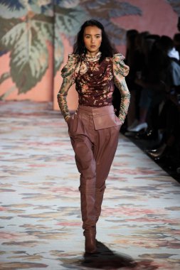 New York, Ny - 12 Şubat: Manken pist Zimmermann için New York moda haftası sırasında yürür: gösterir Galerisi ben New York'ta 12 Şubat 2018 bahar stüdyolarında. 