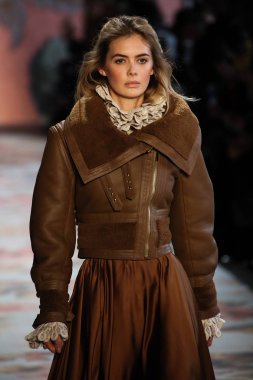 New York, Ny - 12 Şubat: Manken pist Zimmermann için New York moda haftası sırasında yürür: gösterir Galerisi ben New York'ta 12 Şubat 2018 bahar stüdyolarında. 