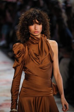 New York, Ny - 12 Şubat: Manken pist Zimmermann için New York moda haftası sırasında yürür: gösterir Galerisi ben New York'ta 12 Şubat 2018 bahar stüdyolarında. 