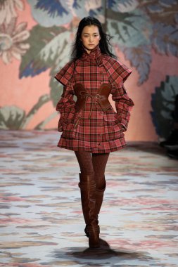New York, Ny - 12 Şubat: Manken pist Zimmermann için New York moda haftası sırasında yürür: gösterir Galerisi ben New York'ta 12 Şubat 2018 bahar stüdyolarında. 