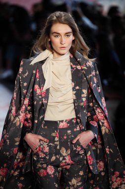 New York, Ny - 12 Şubat: Manken pist Zimmermann için New York moda haftası sırasında yürür: gösterir Galerisi ben New York'ta 12 Şubat 2018 bahar stüdyolarında. 
