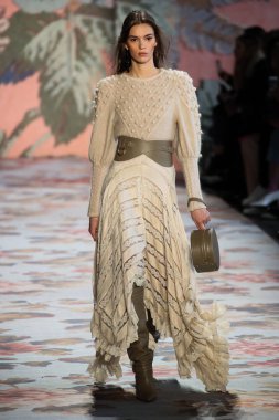 New York, Ny - 12 Şubat: Manken pist Zimmermann için New York moda haftası sırasında yürür: gösterir Galerisi ben New York'ta 12 Şubat 2018 bahar stüdyolarında. 