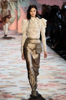 New York, Ny - 12 Şubat: Manken pist Zimmermann için New York moda haftası sırasında yürür: gösterir Galerisi ben New York'ta 12 Şubat 2018 bahar stüdyolarında. 
