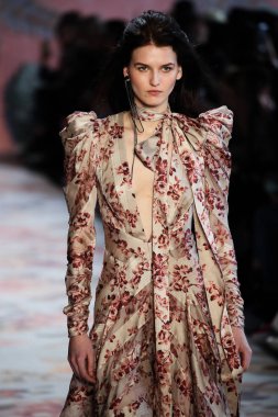 New York, Ny - 12 Şubat: Manken pist Zimmermann için New York moda haftası sırasında yürür: gösterir Galerisi ben New York'ta 12 Şubat 2018 bahar stüdyolarında. 