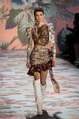 New York, Ny - 12 Şubat: Manken pist Zimmermann için New York moda haftası sırasında yürür: gösterir Galerisi ben New York'ta 12 Şubat 2018 bahar stüdyolarında. 