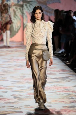 New York, Ny - 12 Şubat: Manken pist Zimmermann için New York moda haftası sırasında yürür: gösterir Galerisi ben New York'ta 12 Şubat 2018 bahar stüdyolarında. 