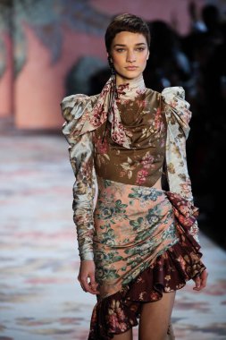 New York, Ny - 12 Şubat: Manken pist Zimmermann için New York moda haftası sırasında yürür: gösterir Galerisi ben New York'ta 12 Şubat 2018 bahar stüdyolarında. 