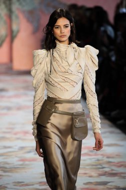 New York, Ny - 12 Şubat: Manken pist Zimmermann için New York moda haftası sırasında yürür: gösterir Galerisi ben New York'ta 12 Şubat 2018 bahar stüdyolarında. 