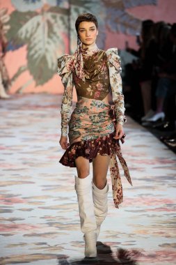 New York, Ny - 12 Şubat: Manken pist Zimmermann için New York moda haftası sırasında yürür: gösterir Galerisi ben New York'ta 12 Şubat 2018 bahar stüdyolarında. 