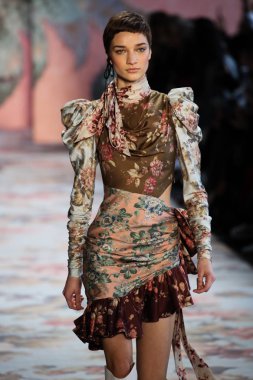 New York, Ny - 12 Şubat: Manken pist Zimmermann için New York moda haftası sırasında yürür: gösterir Galerisi ben New York'ta 12 Şubat 2018 bahar stüdyolarında. 