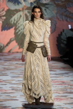 New York, Ny - 12 Şubat: Manken pist Zimmermann için New York moda haftası sırasında yürür: gösterir Galerisi ben New York'ta 12 Şubat 2018 bahar stüdyolarında. 