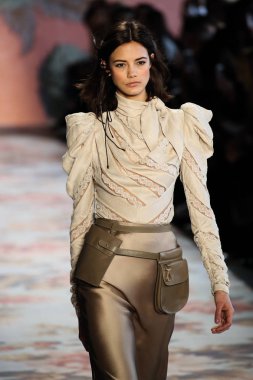 New York, Ny - 12 Şubat: Manken pist Zimmermann için New York moda haftası sırasında yürür: gösterir Galerisi ben New York'ta 12 Şubat 2018 bahar stüdyolarında. 