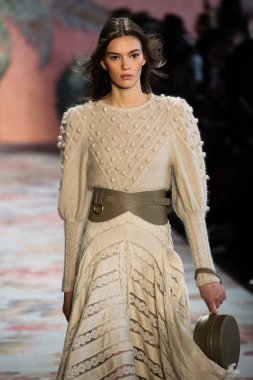 New York, Ny - 12 Şubat: Manken pist Zimmermann için New York moda haftası sırasında yürür: gösterir Galerisi ben New York'ta 12 Şubat 2018 bahar stüdyolarında. 