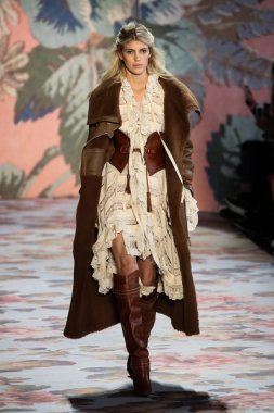New York, Ny - 12 Şubat: Manken pist Zimmermann için New York moda haftası sırasında yürür: gösterir Galerisi ben New York'ta 12 Şubat 2018 bahar stüdyolarında. 
