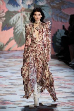 New York, Ny - 12 Şubat: Manken pist Zimmermann için New York moda haftası sırasında yürür: gösterir Galerisi ben New York'ta 12 Şubat 2018 bahar stüdyolarında. 