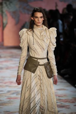New York, Ny - 12 Şubat: Manken pist Zimmermann için New York moda haftası sırasında yürür: gösterir Galerisi ben New York'ta 12 Şubat 2018 bahar stüdyolarında. 