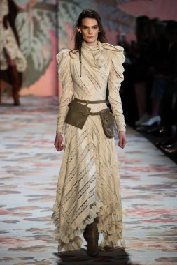 New York, Ny - 12 Şubat: Manken pist Zimmermann için New York moda haftası sırasında yürür: gösterir Galerisi ben New York'ta 12 Şubat 2018 bahar stüdyolarında. 