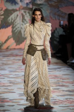 New York, Ny - 12 Şubat: Manken pist Zimmermann için New York moda haftası sırasında yürür: gösterir Galerisi ben New York'ta 12 Şubat 2018 bahar stüdyolarında. 