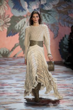 New York, Ny - 12 Şubat: Manken pist Zimmermann için New York moda haftası sırasında yürür: gösterir Galerisi ben New York'ta 12 Şubat 2018 bahar stüdyolarında. 