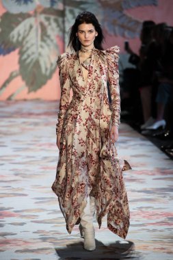 New York, Ny - 12 Şubat: Manken pist Zimmermann için New York moda haftası sırasında yürür: gösterir Galerisi ben New York'ta 12 Şubat 2018 bahar stüdyolarında. 