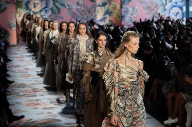 New York, Ny - 12 Şubat: Modelleri yürüyüş pist final New York moda haftası sırasında Zimmermann için: gösterir Galerisi ben New York'ta 12 Şubat 2018 bahar stüdyolarında. 