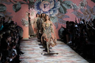 New York, Ny - 12 Şubat: Modelleri yürüyüş pist final New York moda haftası sırasında Zimmermann için: gösterir Galerisi ben New York'ta 12 Şubat 2018 bahar stüdyolarında. 