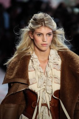 New York, Ny - 12 Şubat: Manken pist Zimmermann için New York moda haftası sırasında yürür: gösterir Galerisi ben New York'ta 12 Şubat 2018 bahar stüdyolarında. 