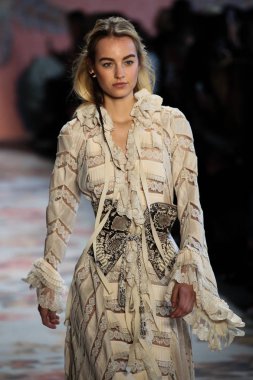 New York, Ny - 12 Şubat: Manken pist Zimmermann için New York moda haftası sırasında yürür: gösterir Galerisi ben New York'ta 12 Şubat 2018 bahar stüdyolarında. 