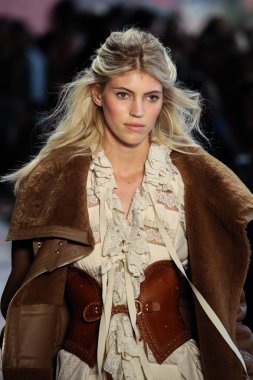 New York, Ny - 12 Şubat: Manken pist Zimmermann için New York moda haftası sırasında yürür: gösterir Galerisi ben New York'ta 12 Şubat 2018 bahar stüdyolarında. 