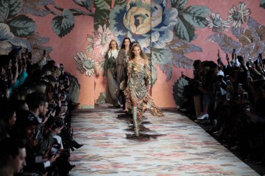 New York, Ny - 12 Şubat: Modelleri yürüyüş pist final New York moda haftası sırasında Zimmermann için: gösterir Galerisi ben New York'ta 12 Şubat 2018 bahar stüdyolarında. 