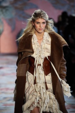 New York, Ny - 12 Şubat: Manken pist Zimmermann için New York moda haftası sırasında yürür: gösterir Galerisi ben New York'ta 12 Şubat 2018 bahar stüdyolarında. 