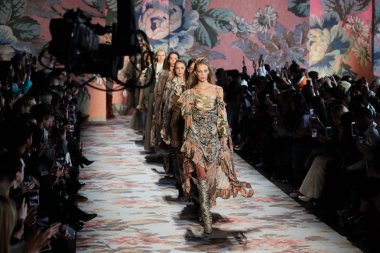 New York, Ny - 12 Şubat: Modelleri yürüyüş pist final New York moda haftası sırasında Zimmermann için: gösterir Galerisi ben New York'ta 12 Şubat 2018 bahar stüdyolarında. 