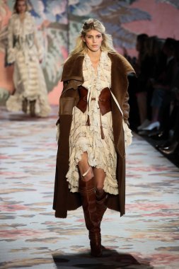 New York, Ny - 12 Şubat: Manken pist Zimmermann için New York moda haftası sırasında yürür: gösterir Galerisi ben New York'ta 12 Şubat 2018 bahar stüdyolarında. 