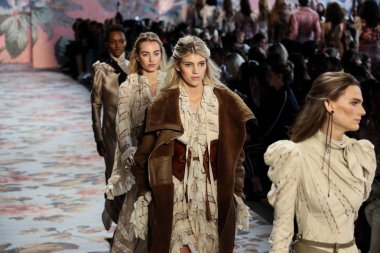 New York, Ny - 12 Şubat: Modelleri yürüyüş pist final New York moda haftası sırasında Zimmermann için: gösterir Galerisi ben New York'ta 12 Şubat 2018 bahar stüdyolarında. 