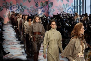 New York, Ny - 12 Şubat: Modelleri yürüyüş pist final New York moda haftası sırasında Zimmermann için: gösterir Galerisi ben New York'ta 12 Şubat 2018 bahar stüdyolarında. 